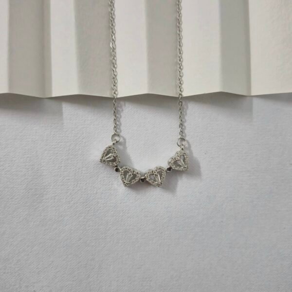 Magnetic clover flower heart necklace - Image 4